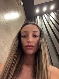 BelleLouiseVp webcam stripchat model stream image