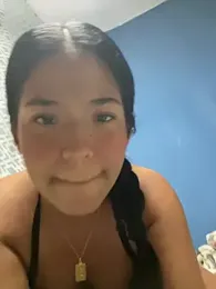 LeahBar webcam model stream image