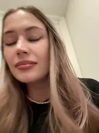 blonde_exe webcam model stream image