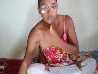 TriciaBella webcam model stream image