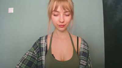 LuciaAdorable webcam model stream image