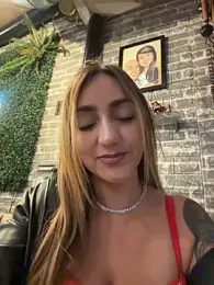 Ninabigtitied webcam model stream image