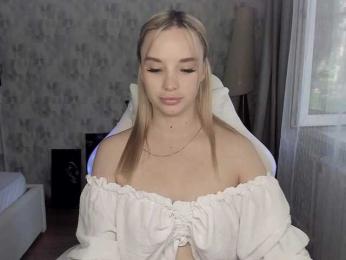 KiraKrox webcam model stream image