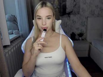 KiraKrox webcam model stream image