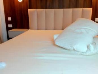 saradiamond01 webcam model stream image