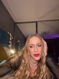 LunaAlya webcam model stream image