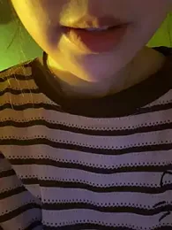 Uyennii02 webcam stripchat model stream image