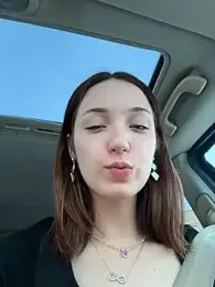 DollyTall webcam stripchat model stream image