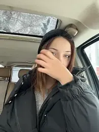 DollyTall webcam stripchat model stream image