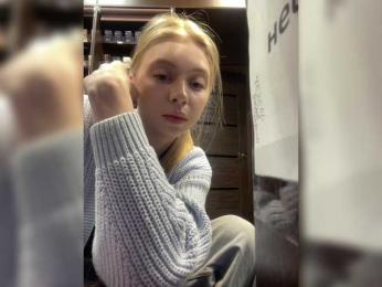 Nellie-Lolly webcam model stream image